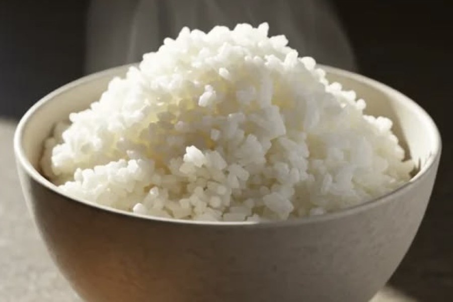 湯気の立つ白米を盛った茶碗