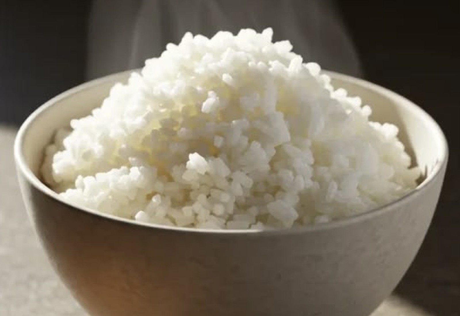 湯気の立つ白米を盛った茶碗